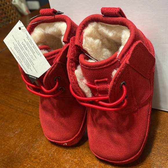 Beautiful UGG red shoes for little boys - Picture 2 of 12